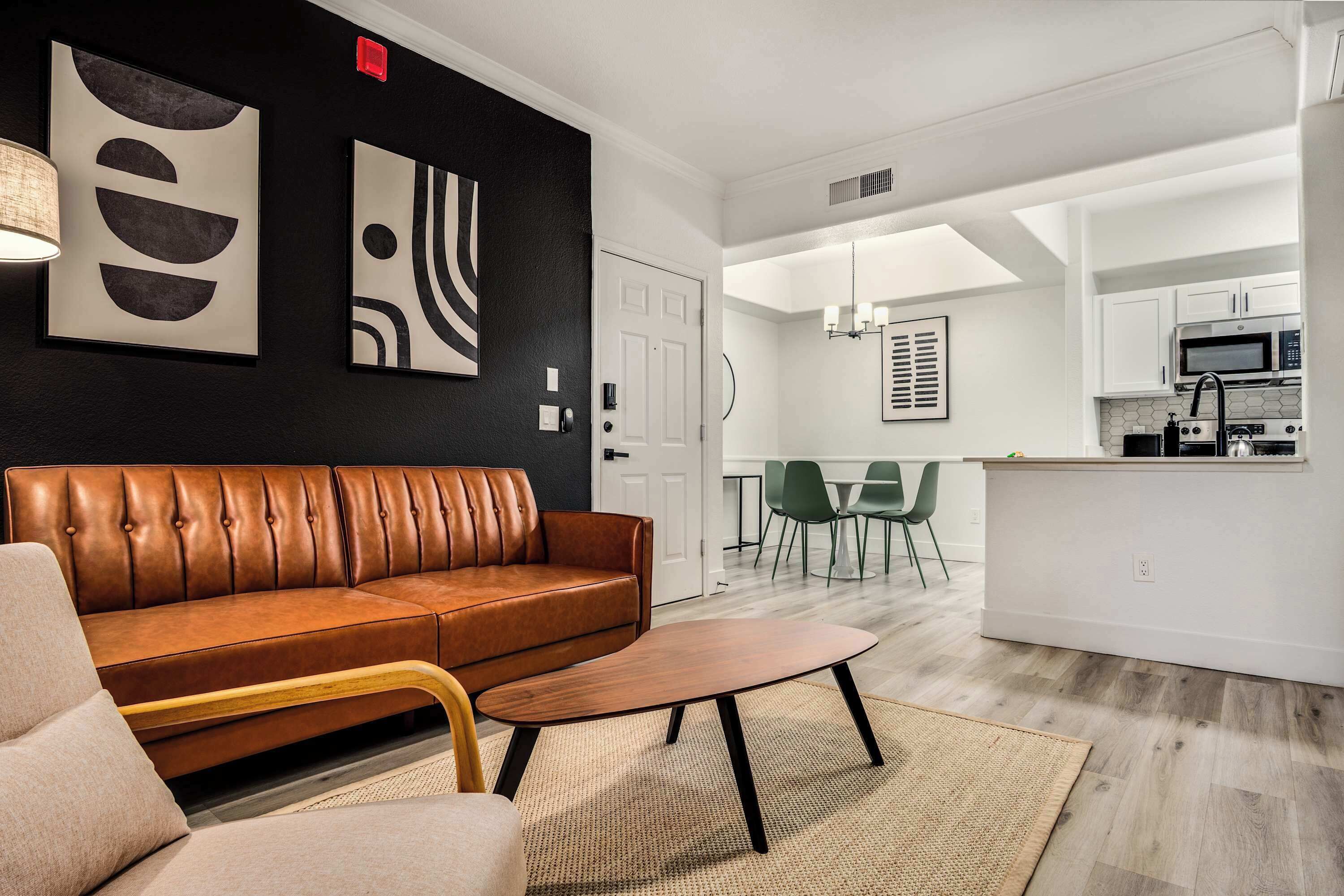 スタンダード アパートメント 1 ベッドルーム (Apartment) | リビング エリア | 50 インチのス マートテレビ (デジタル放送視聴可)