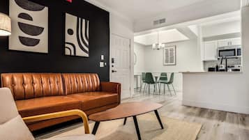 Departamento estándar, 1 habitación (Apartment) | Área de sala de estar | Smart TV de 50 pulgadas con canales digitales