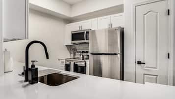 Standardlejlighed - 2 soveværelser (Apartment) | Privat køkken | Køleskab/fryser i fuld størrelse, mikrobølgeovn, ovn, kogeplade