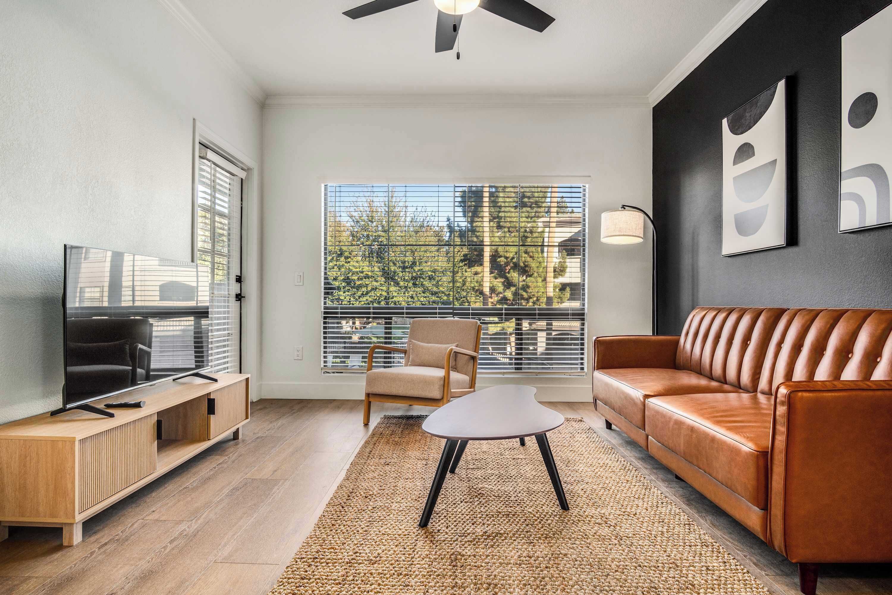 Standardlejlighed - 2 soveværelser (Apartment) | Opholdsområde | 50-tommers smart-tv med digitale kanaler