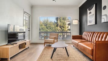 Standardlejlighed - 2 soveværelser (Apartment) | Opholdsområde | 50-tommers smart-tv med digitale kanaler