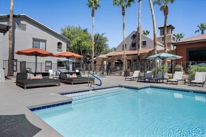 Hồ bơi ngoài trời phục vụ theo mùa 