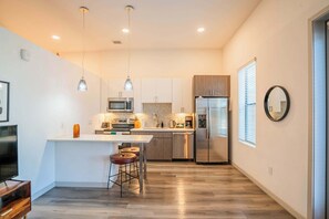 Full-size fridge, microwave, stovetop, dishwasher