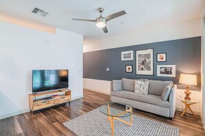 스탠다드 아파트, 침실 1개 (Apartment) | 거실 공간 | 디지털 채널 시청이 가능한 50인치 스마트 TV