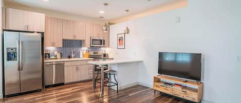 スタンダード アパートメント 1 ベッドルーム (Apartment) | リビング エリア | 50 インチのスマートテレビ (デジタル放送視聴可)