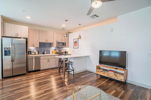 스탠다드 아파트, 침실 1개 (Apartment) | 거실 공간 | 디지털 채널 시청이 가능한 50인치 스마트 TV