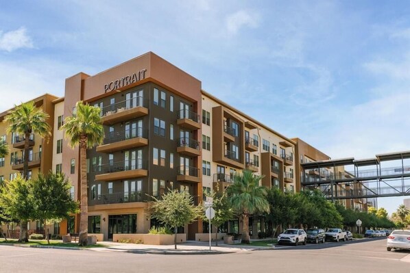 A multi-story hotel with a modern design, featuring balconies and a covered walkway. - Boulevard Stays - Roosevelt Row (Phoenix)
