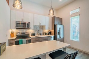 Departamento estándar, 2 habitaciones (Apartment) | Cocina privada | Refrigerador con congelador, microondas y parrilla de estufa
