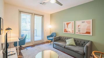 Standaard appartement, 2 slaapkamers (Apartment) | Woonruimte | Een 50-inch smart-tv met digitale zenders