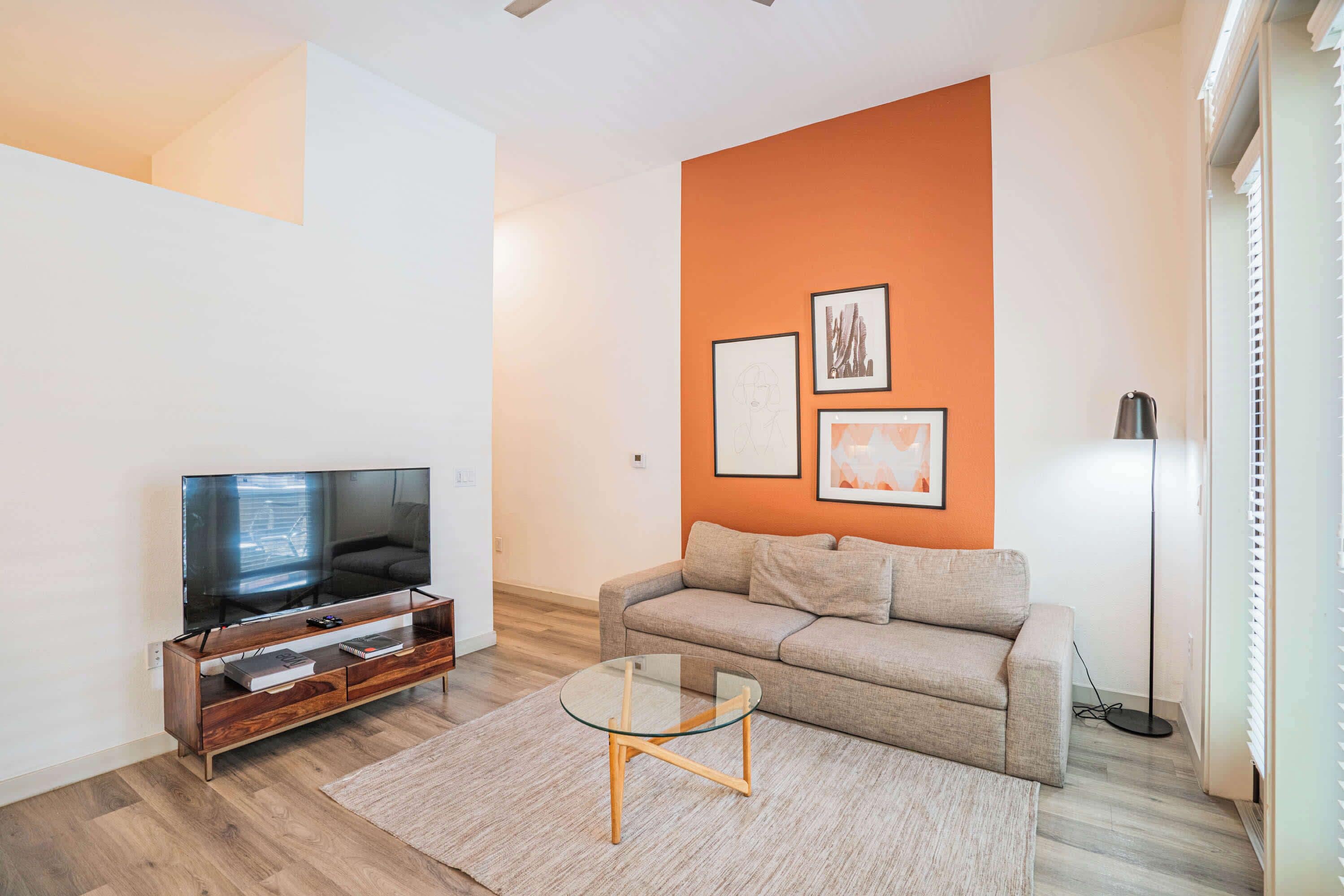 Standard-Apartment, 1 Schlafzimmer (Apartment) | Wohnbereich | 50-Zoll-Smart-TV mit Digitalempfang