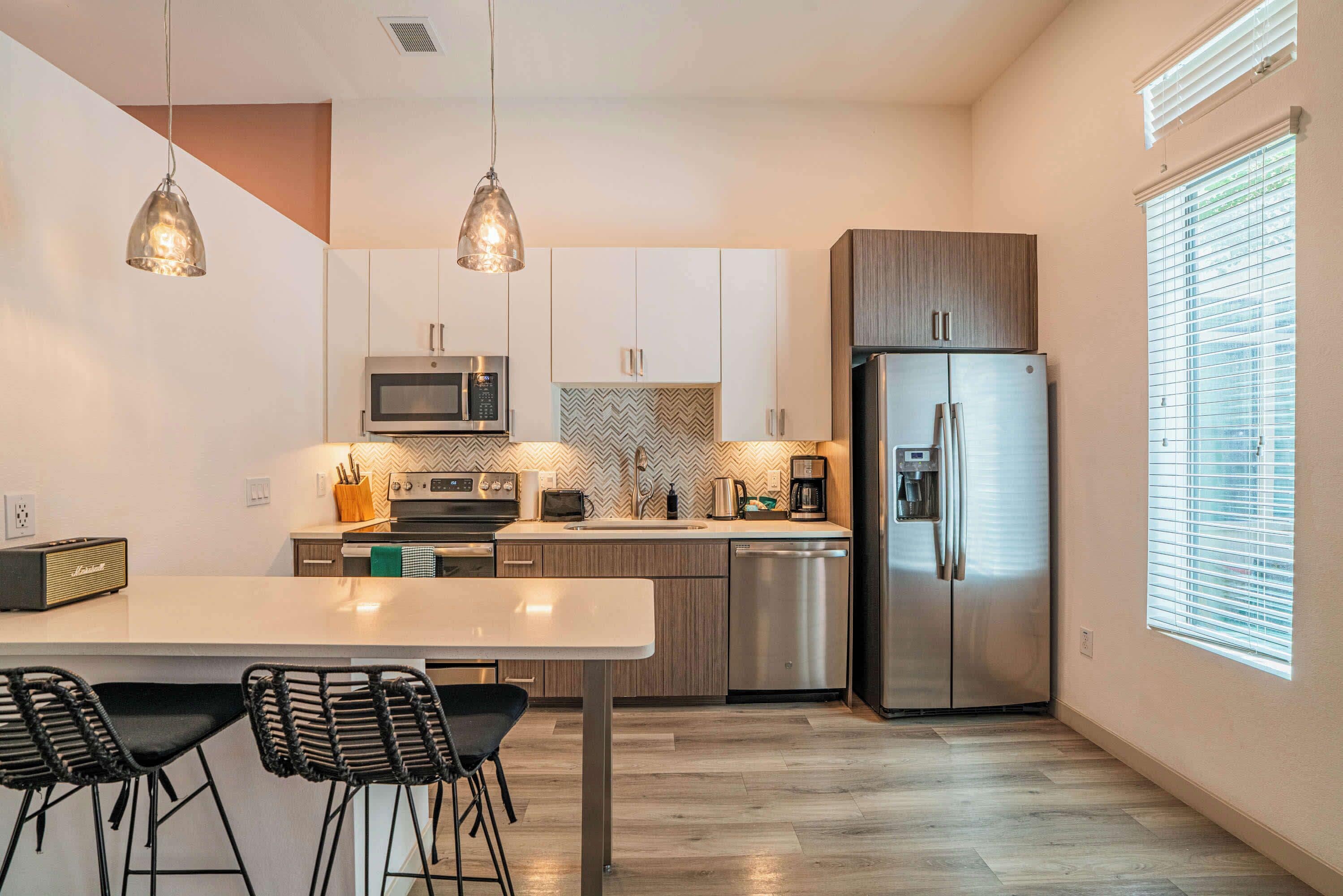 Standaard appartement, 2 slaapkamers (Apartment) | Privékeuken | Een koelkast met diepvriezer, een microgolfoven, een kookplaat