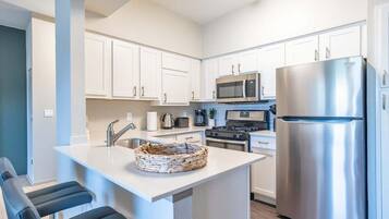 Standard Apartment, 1 Bedroom (Apartment) | Private kitchen | Full-size fridge, microwave, stovetop, dishwasher