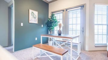 Standard Apartment, 1 Bedroom (Apartment) | Dining room