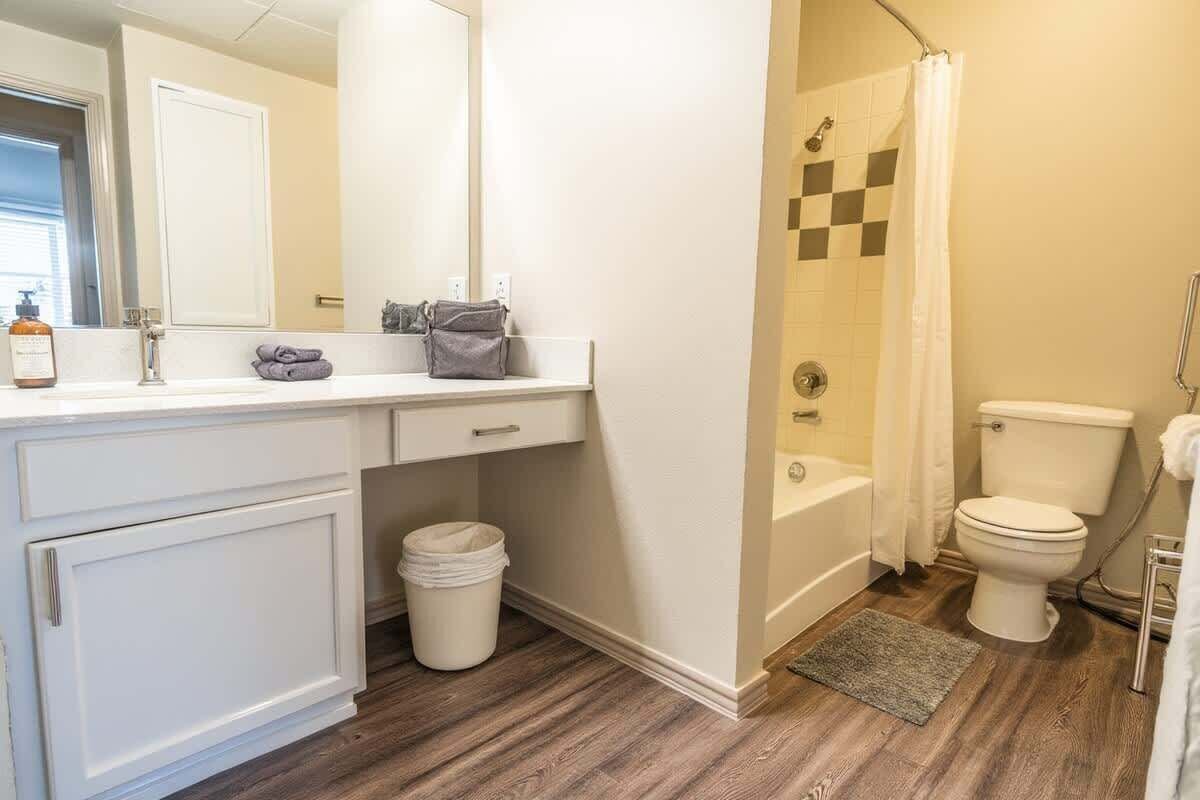 Combined shower/bathtub, hair dryer, towels, soap