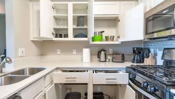 Full-size fridge, microwave, stovetop, dishwasher