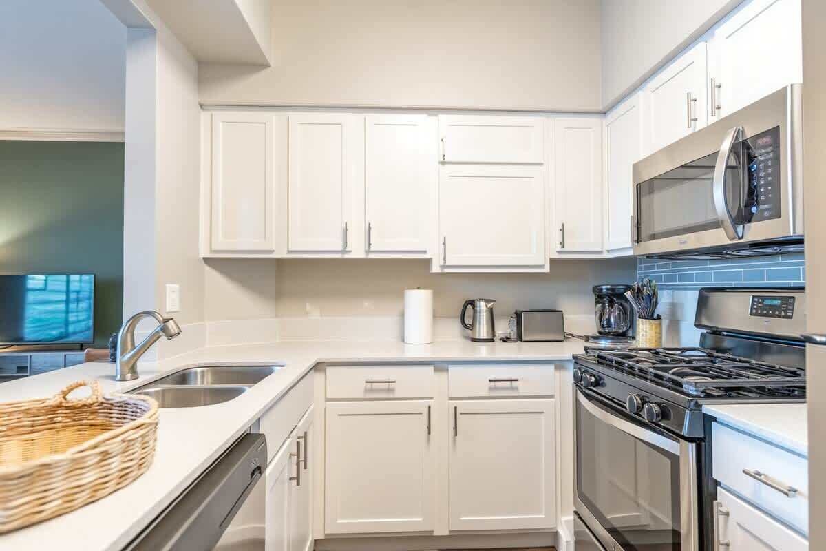 Full-size fridge, microwave, stovetop, dishwasher