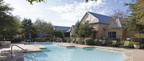 Piscine extérieure en saison