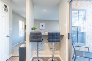 Standard Apartment, 1 Bedroom (Apartment) | Ruang tamu | TV Pintar 