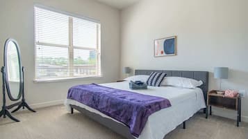 Espacio para trabajar con laptop y tabla de planchar con plancha