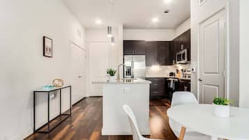 Standard Apartment, 1 Bedroom (Apartment) | In-room dining