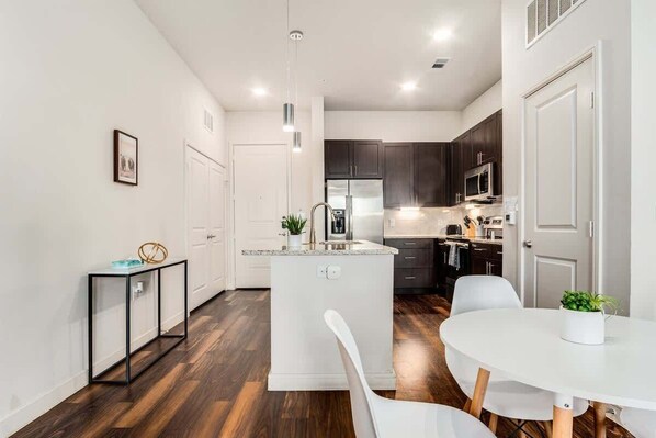 Standard Apartment, 1 Bedroom (Apartment) | In-room dining - Boulevard Stays - Spring Creek (Richardson)