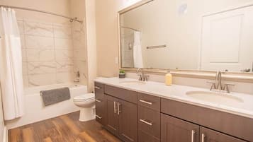 Apartamento standard, 2 quartos (Apartment) | Banheiro | Chuveiro/banheira combinados, secador de cabelo, toalhas de banho