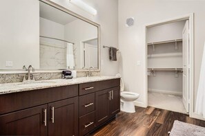 Appartement Standard, 1 chambre (Apartment) | Salle de bain | Ensemble baignoire-douche, séchoir à cheveux, serviettes fournies, savon