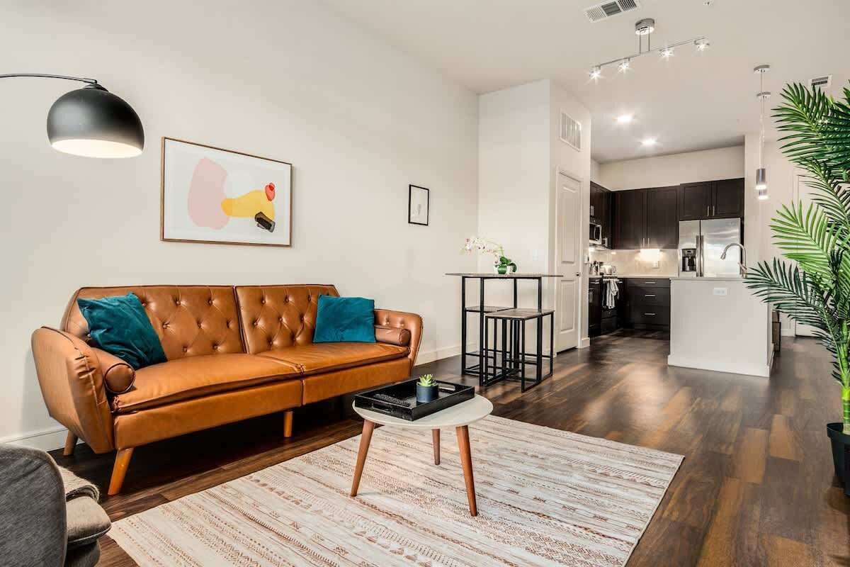 スタンダード アパートメント 2 ベッドルーム (Apartment) | リビング エリア | 50 インチのスマートテレビ (デジタル放送視聴可)