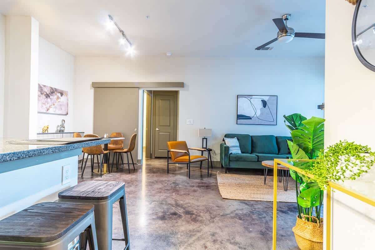 Standard Apartment, 2 Bedrooms (Apartment) | Ruang tamu | 50 inci sebuah televisyen pintar dengan digital 