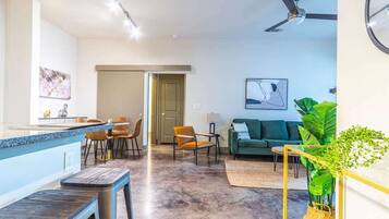 Standard Apartment, 2 Bedrooms (Apartment) | Ruang tamu | 50 inci sebuah televisyen pintar dengan digital