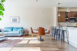 Apartamento estándar, 1 habitación (Apartment) | Zona de estar | Smart TV de 50 pulgadas con canales digitales