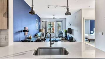 Standard Apartment, 1 Bedroom (Apartment) | Ruang tamu | 50 inci sebuah televisyen pintar dengan digital