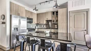 Standard-Apartment, 3 Schlafzimmer (Apartment) | Essbereich im Zimmer