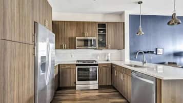 Standard Apartment, 1 Bedroom (Apartment) | Dapur peribadi | Peti sejuk/penyejuk beku saiz penuh, ketuhar gelombang mikro