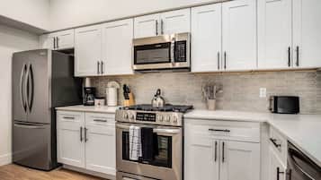 Full-size fridge, microwave, stovetop, dishwasher