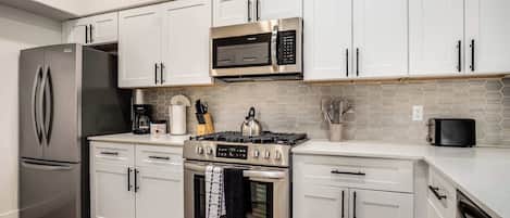 Full-size fridge, microwave, stovetop, dishwasher