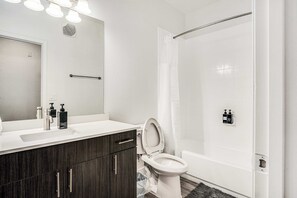 Apartamento estándar, 2 habitaciones (Apartment) | Baño | Ducha y bañera combinadas, secador de pelo, toallas y jabón