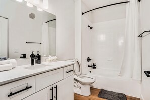 Standard Apartment, 1 Bedroom (Apartment) | Bilik Mandi | Gabungan pancuran/tab mandi, pengering rambut, tuala disediakan, sabun 