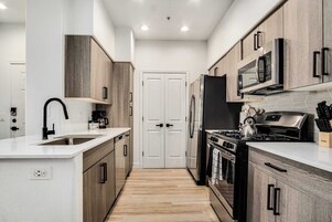 Full-size fridge, microwave, stovetop, dishwasher