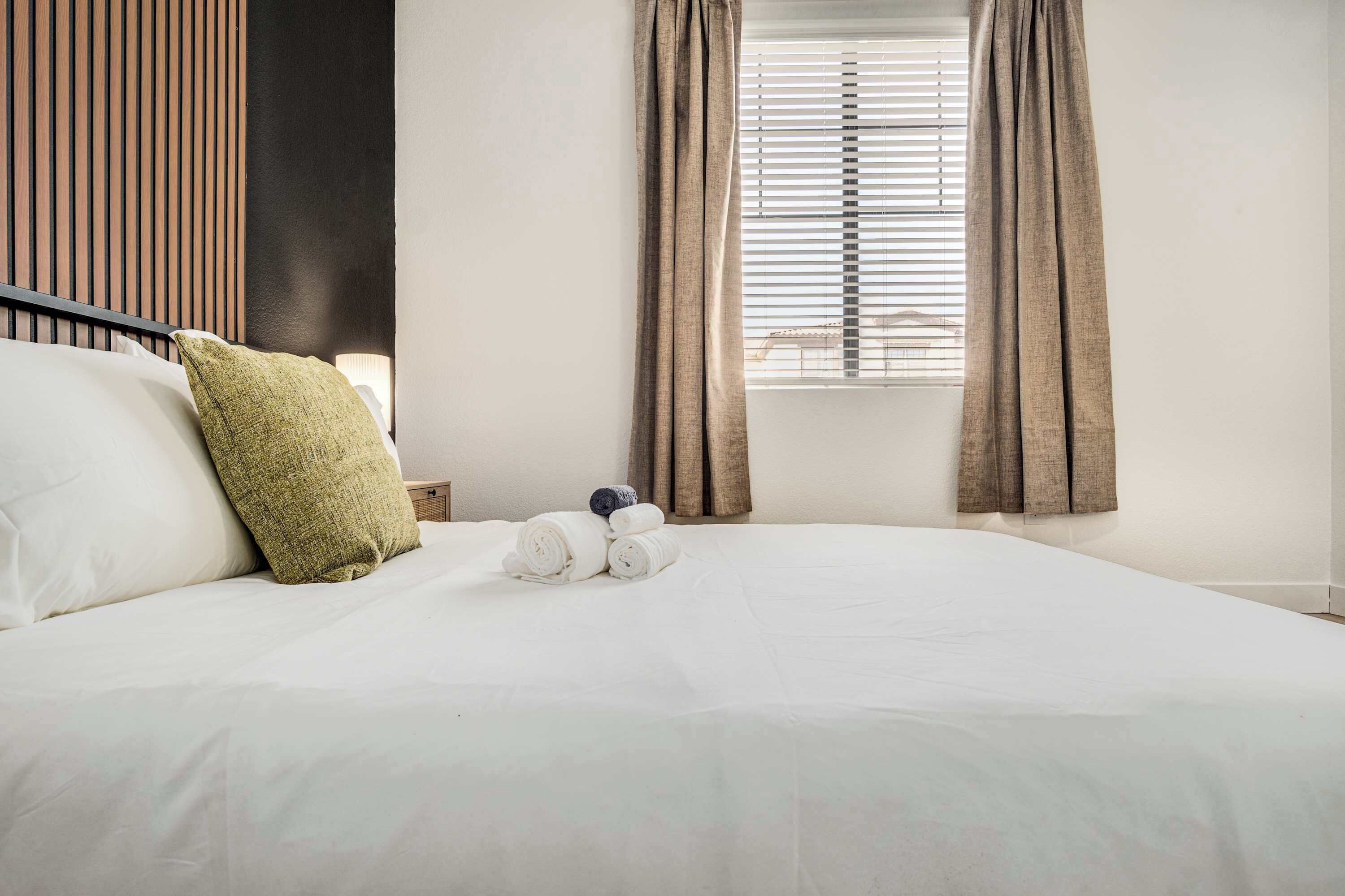 Skrivebord for bærbar PC, strykejern/-brett og wi-fi (inkludert)