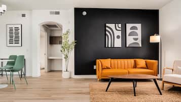 Departamento estándar, 1 habitación (Apartment) | Área de sala de estar | Smart TV de 50 pulgadas con canales digitales