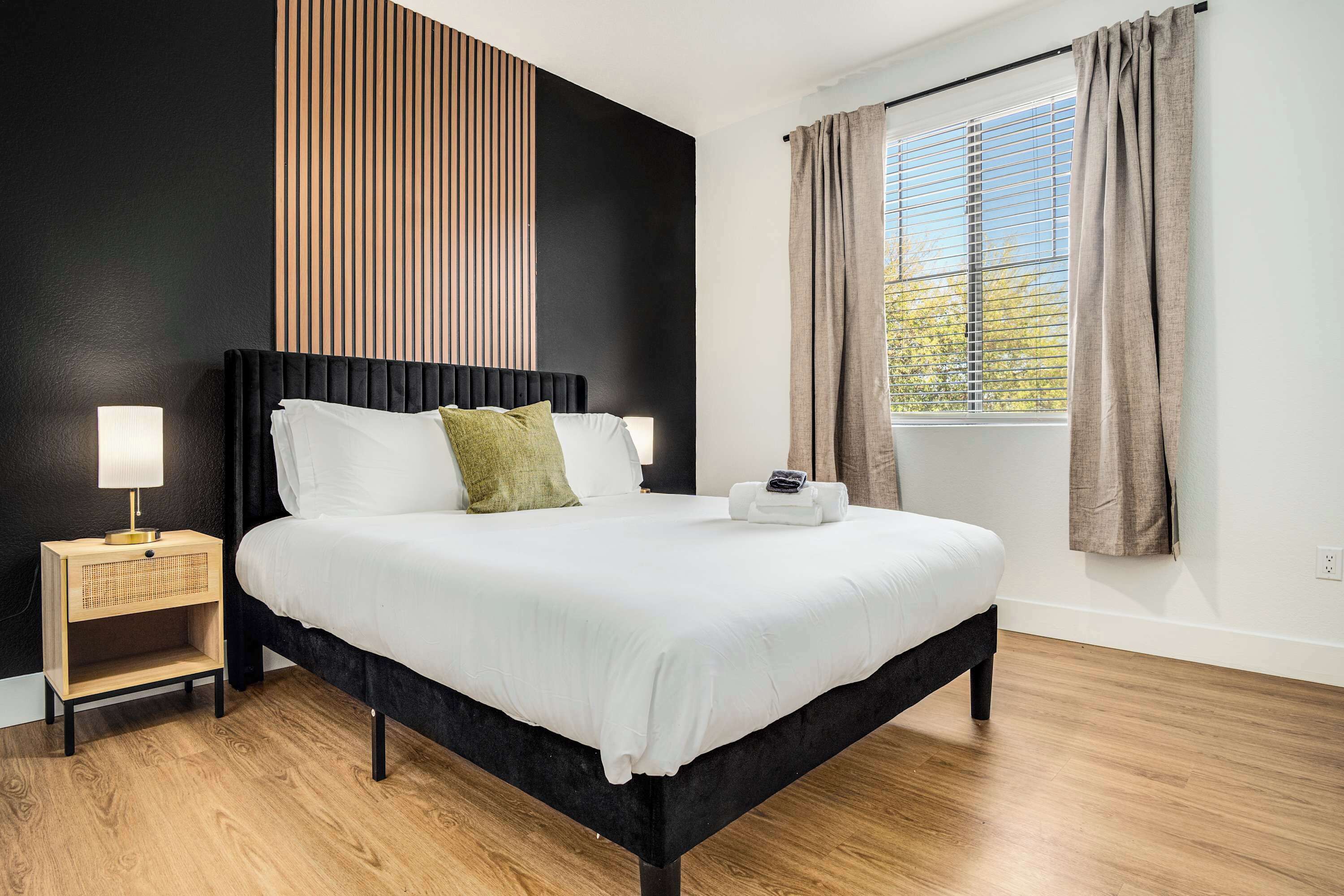 Skrivebord for bærbar PC, strykejern/-brett og wi-fi (inkludert)