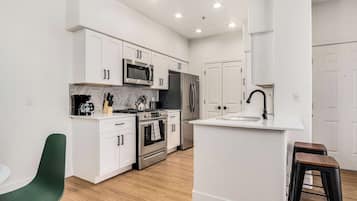Apartamento standard, 1 quarto (Apartment) | Cozinha privada | Geladeira grande, micro-ondas, cooktop, lava-louças