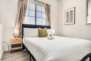 Espacio para trabajar con laptop y tabla de planchar con plancha