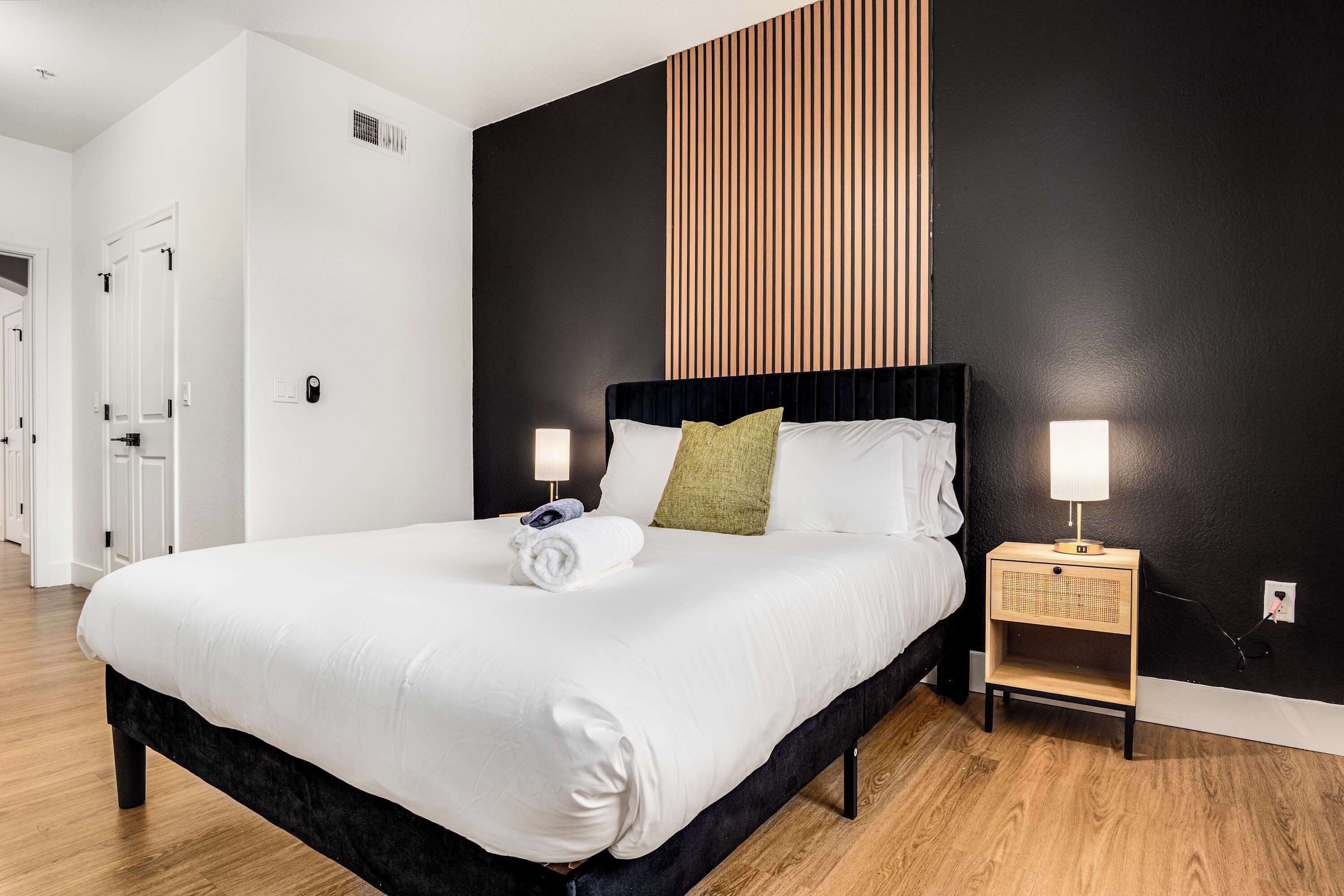 Skrivebord for bærbar PC, strykejern/-brett og wi-fi (inkludert)