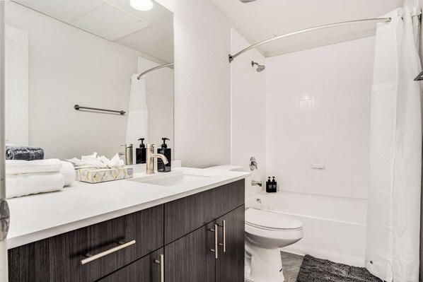 Standard-Apartment, 1 Schlafzimmer (Apartment) | Badezimmer | Duschwanne, Haartrockner, Handtücher, Seife