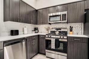 Apartamento estándar, 1 habitación (Apartment) | Cocina privada | Frigorífico grande, microondas, placa de cocina y lavavajillas