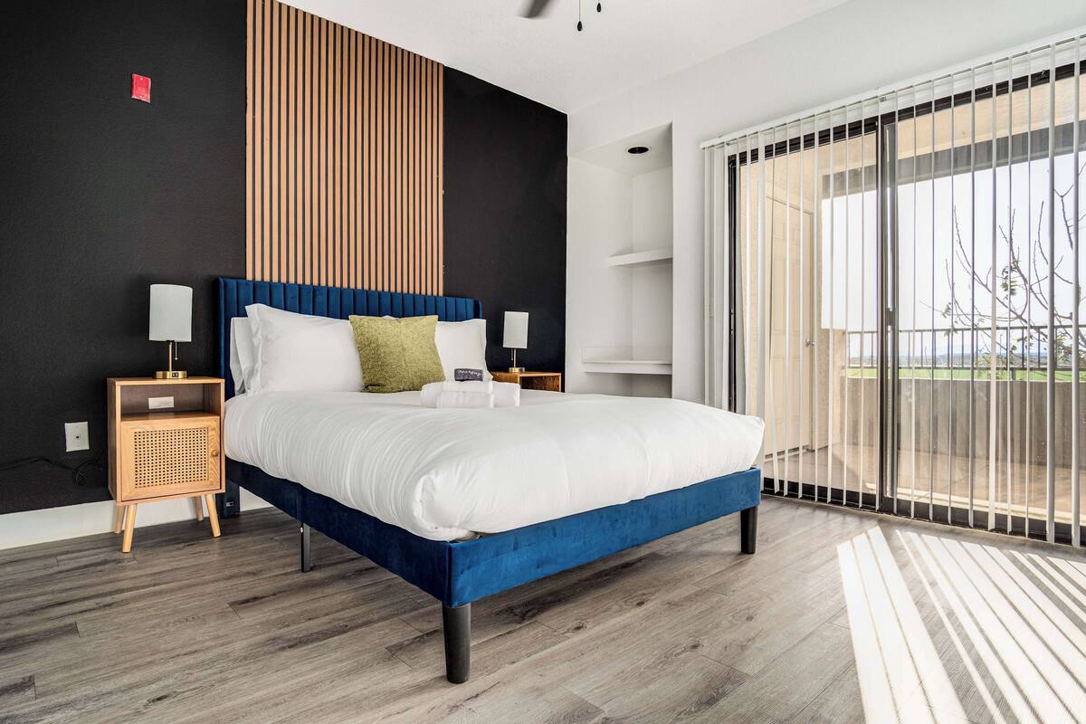 Skrivebord for bærbar PC, strykejern/-brett og wi-fi (inkludert)