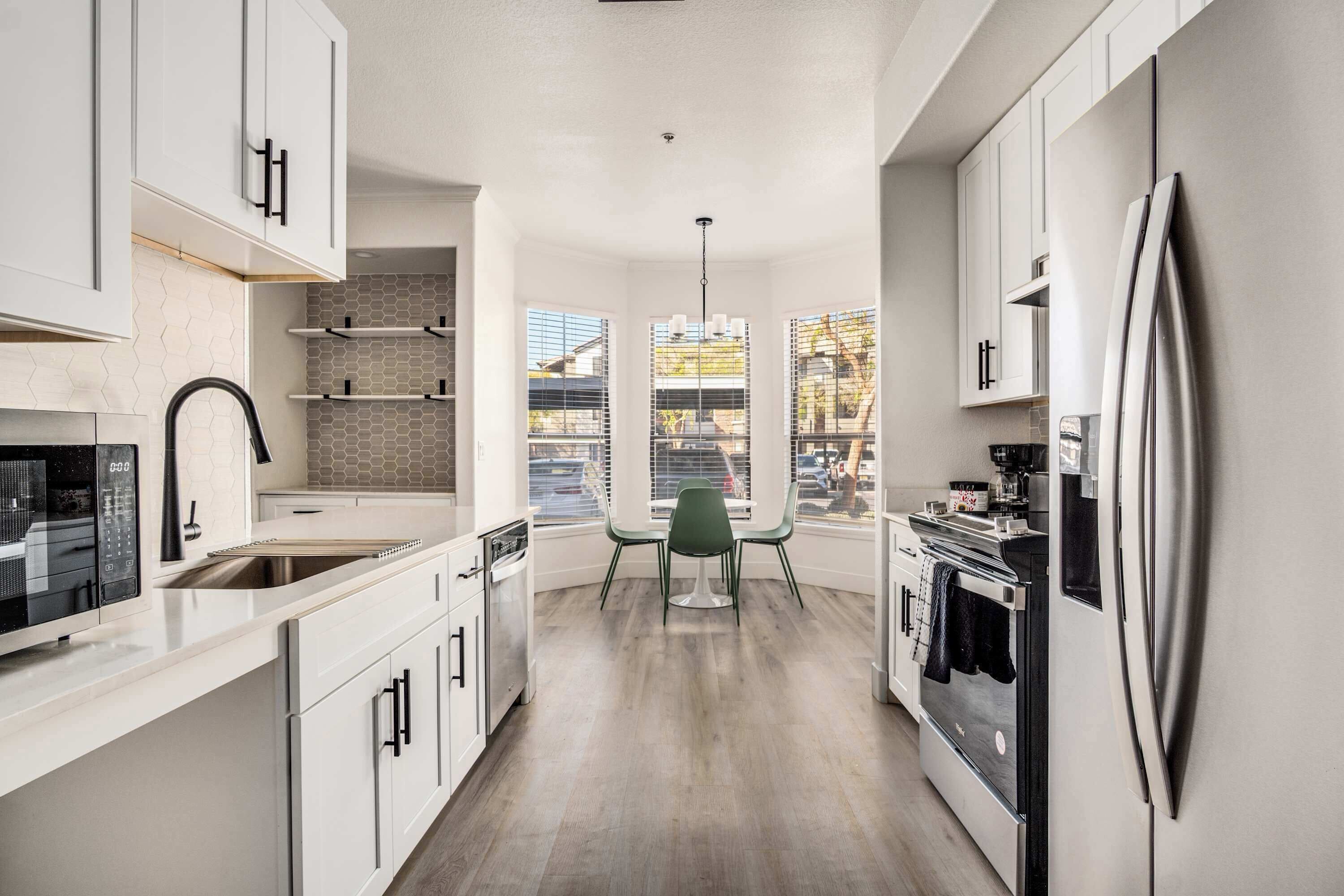 Full-size fridge, microwave, oven, stovetop