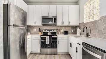 Standardlejlighed - 1 soveværelse (Apartment) | Privat køkken | Køleskab/fryser i fuld størrelse, mikrobølgeovn, ovn, kogeplade